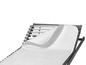 Un protège-matelas blanc sur un cadre de lit gris.