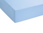 Un drap housse bleu.
