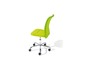 Chaise de bureau verte avec roulettes.