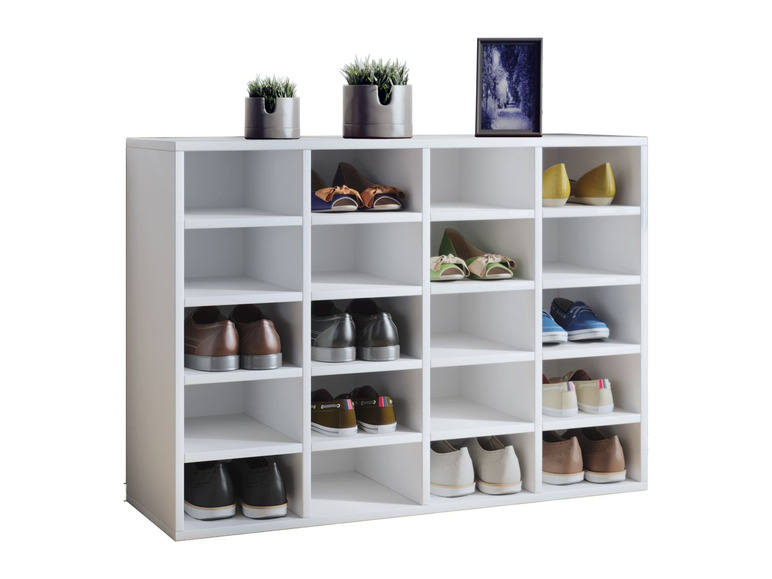 Un range-chaussures blanc avec différents types de chaussures, y compris des baskets et des sandales.