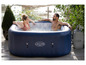 Un spa gonflable Lay-Z-Spa pour deux personnes avec des bulles.