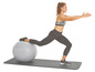 Femme faisant des exercices avec un grand ballon de fitness et un tapis.