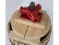 Un pressoir à pommes en bois avec une vis rouge.