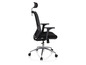 Chaise de bureau noire avec appui-tête et roulettes.
