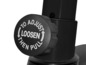 Bouton d'ajustement noir avec le texte 'To adjust loosen then pull'.