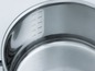 Une casserole en acier inoxydable avec des graduations.