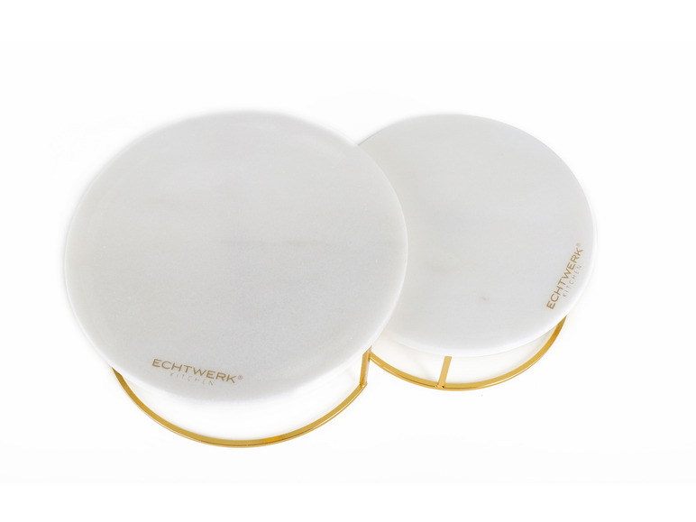 Deux planches à découper rondes en marbre avec une bordure dorée d'Echtwerk Kitchen.