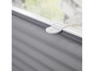 Un store plissé gris avec une fixation blanche.
