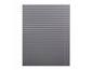 Un store plissé gris au design moderne.