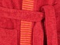 Peignoir rouge avec des rayures orange.
