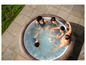 Une famille profite d'un jacuzzi sur une terrasse.