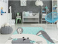 Une chambre de bébé avec un tapis blanc et bleu avec un motif de lapin