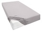 Un drap-housse gris sur un matelas