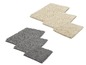 Trois tapis de bain de différentes tailles, beige et gris.