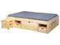 Un lit en bois avec rangement, y compris une table de chevet sur roulettes.