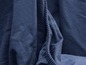 Gros plan sur un tissu en coton bleu.