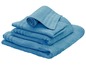 Une pile de serviettes bleues.