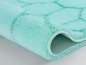 Tapis de salle de bain doux avec un motif rayé.