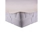 Un protège-matelas blanc avec élastique et une housse en coton blanc.