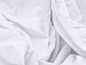 Un drap housse blanc.