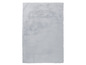 Un tapis gris clair en matière douce.