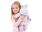 Une petite fille en pyjama rose tient une poupée bébé lilas.