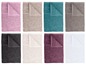 Un assortiment de serviettes de bain de différentes couleurs.