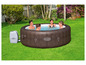 Un spa gonflable Lay-Z-Spa St. Moritz pour quatre personnes.