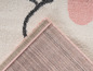 Tapis rose avec des motifs abstraits et une bordure rose.