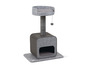 Griffoir pour chat gris avec plateforme, trou et jouet suspendu.