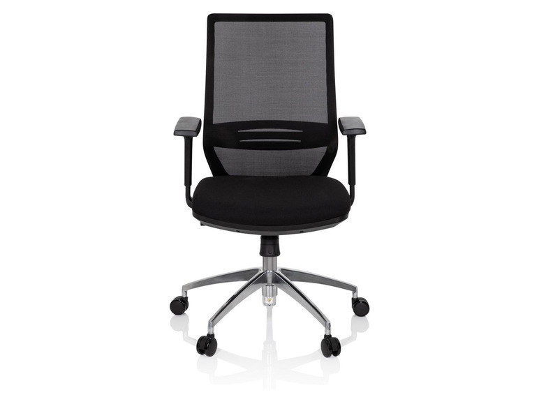 Une chaise de bureau noire avec un dossier en maille et des roulettes.