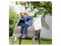 Deux enfants assis sur un cheval en bois dans le jardin.