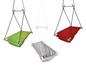 Trois balançoires pour enfants en vert, rouge et gris.