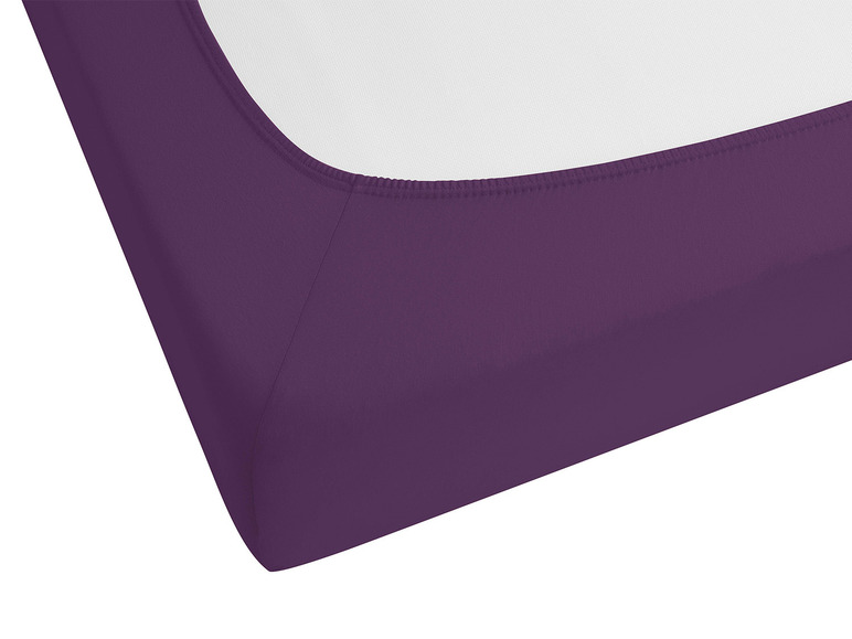 Un coin d'un drap housse violet.