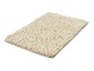 Un tapis de bain crème avec une texture rugueuse.