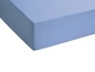Un drap-housse bleu pour un matelas.