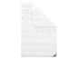 Couette blanche avec housse en coton.