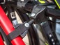 Un porte-vélos avec un vélo rouge attaché avec des sangles noires.
