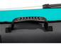 Une poignée noire sur un sac gris foncé avec une bordure turquoise.