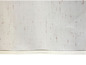 Tissu blanc avec une texture subtile et une bordure beige clair.