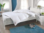 Une couette blanche SanNwald sur un lit blanc