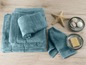 Une pile de serviettes de bain, serviettes et un gant de toilette en bleu.