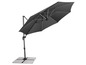 Un parasol gris cantilever avec un pied en pierre.