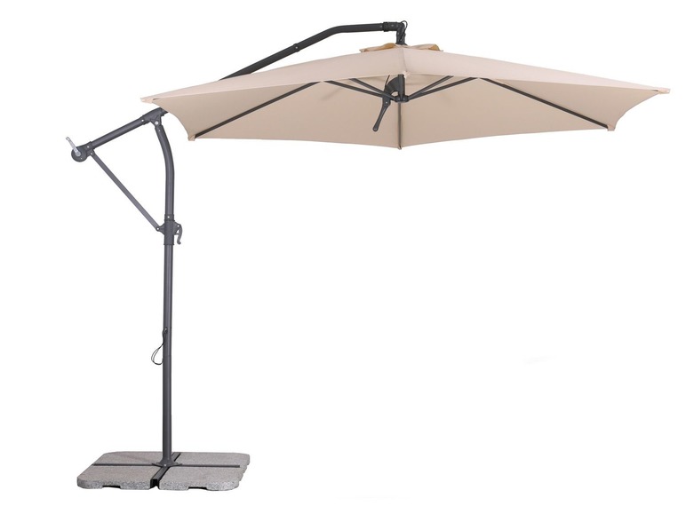 Un parasol beige avec un cadre en métal gris et un pied lourd.