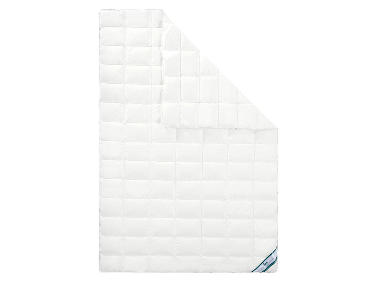 Couette blanche en duvet avec l'étiquette Ikea.