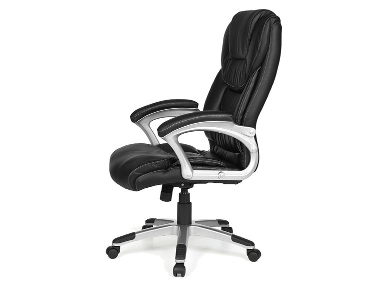 Un fauteuil de bureau noir avec accoudoirs et roulettes.