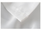Gros plan sur un tissu blanc avec une couture.