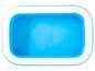 Une piscine gonflable bleue
