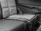 Un protège-siège de voiture gris avec des rangements.