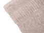 Une serviette de bain gris clair avec une texture côtelée.